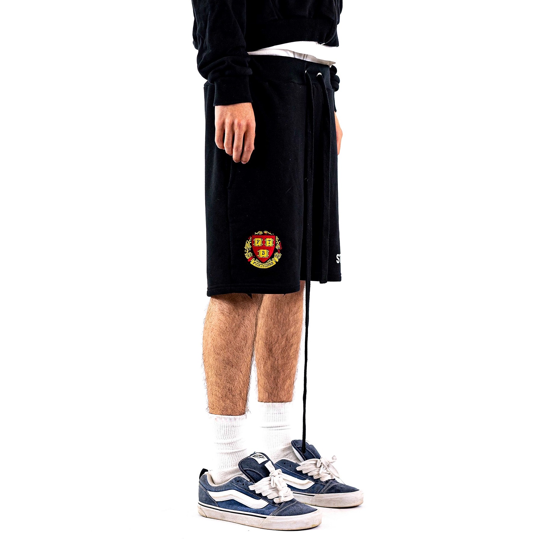 OVERSIZE BLACK EMBROIDERED SHORTS - obrazek 2